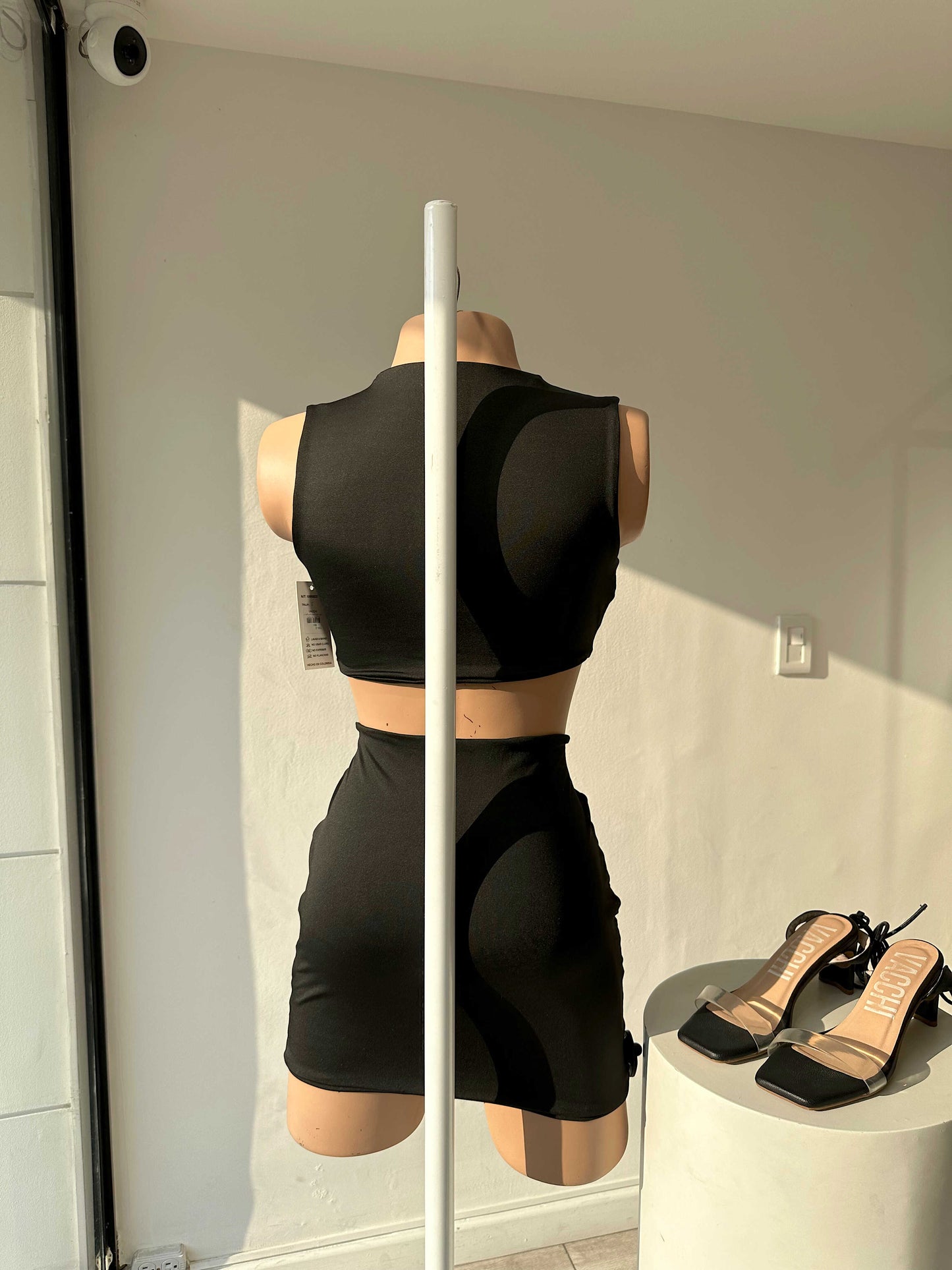 Vestido Corto Siso Nudo Cuello Profundo