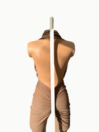 Enterizo largo al cuello recogido adelante y atras